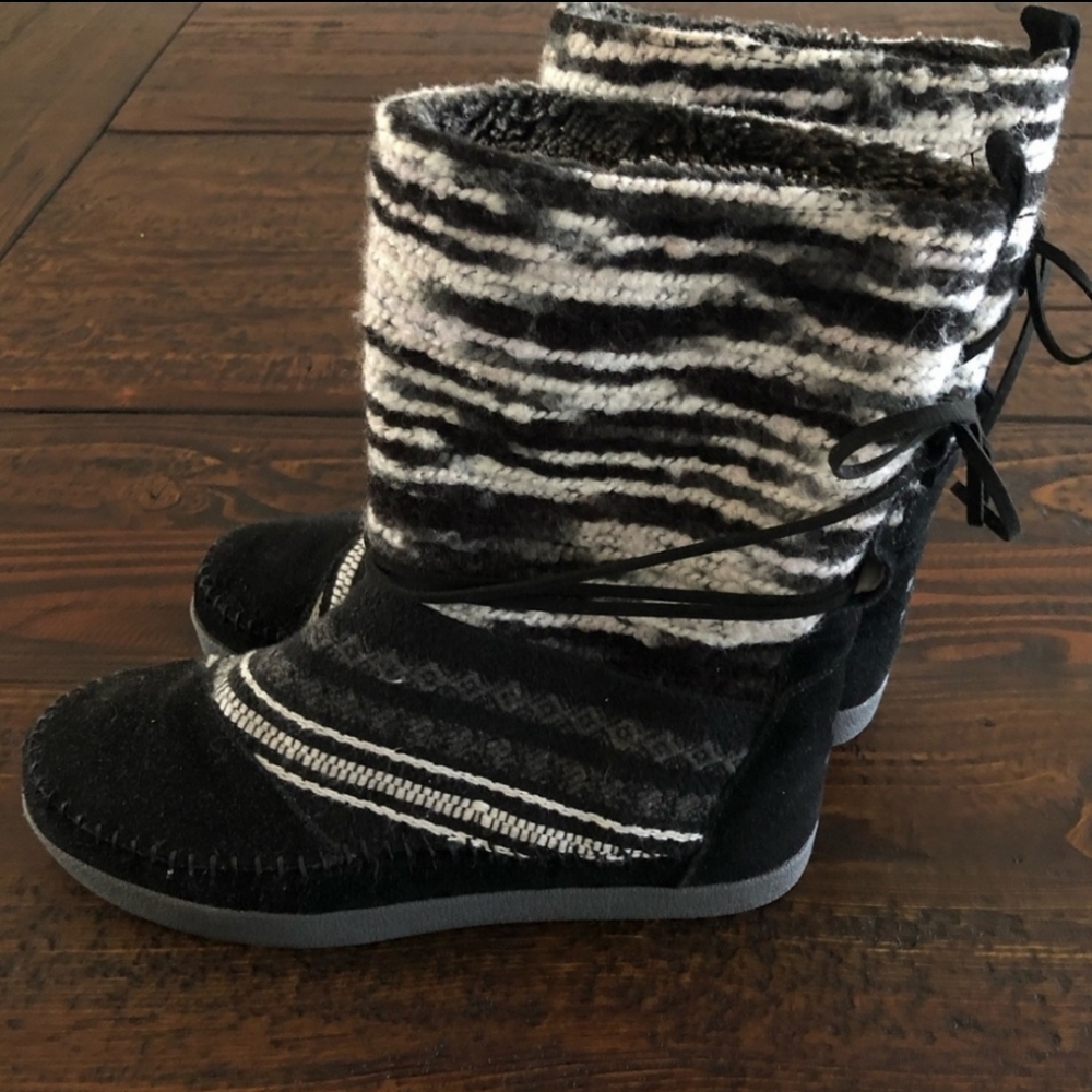 TOMS Nepal Black Suede Sherpa Lined Boots